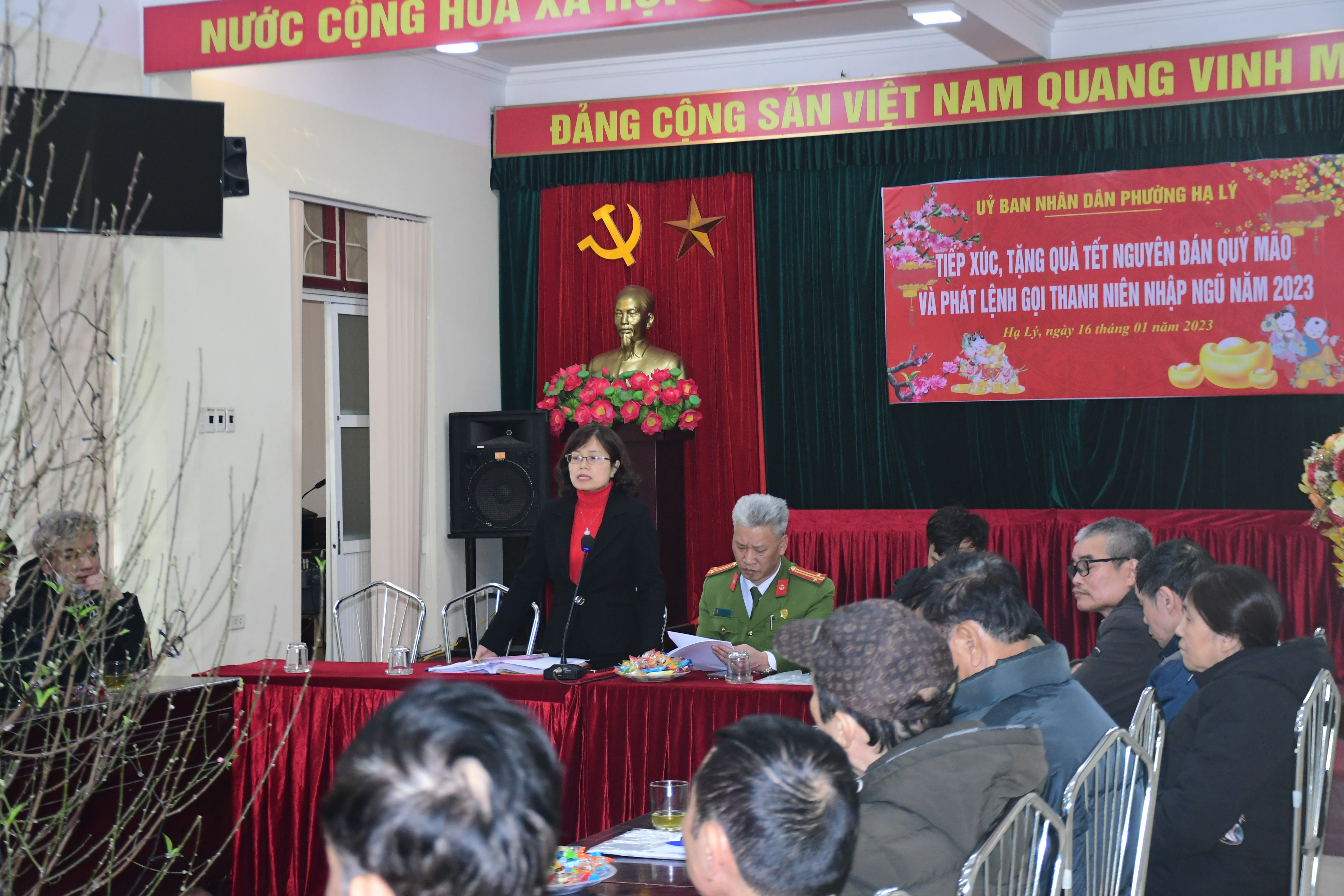 Phường Hạ Lý (Hồng Bàng): Tiếp xúc, tặng quà, phát lệnh gọi thanh niên nhập ngũ năm 2023